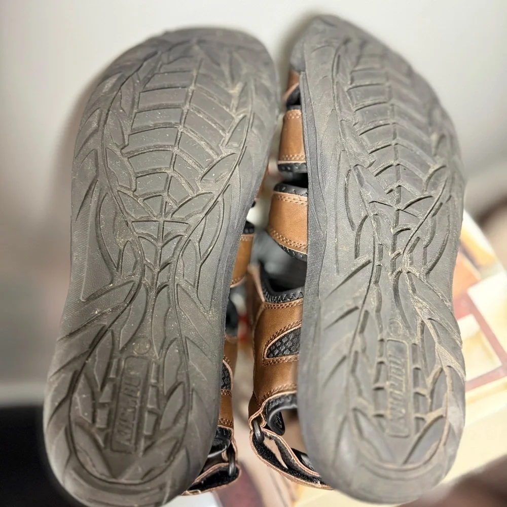 Khombu Size 11 Brown and Black Sandals